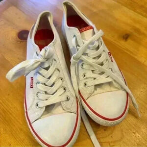 Levi’s sneakers size 8 women converse style